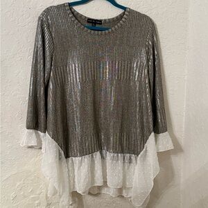 Kim & Cami Silver Metallic Ribbed Top with White Ruffle Hem